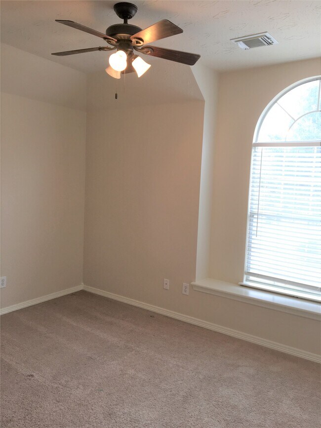 Building Photo - 2214 Valley View Crossing