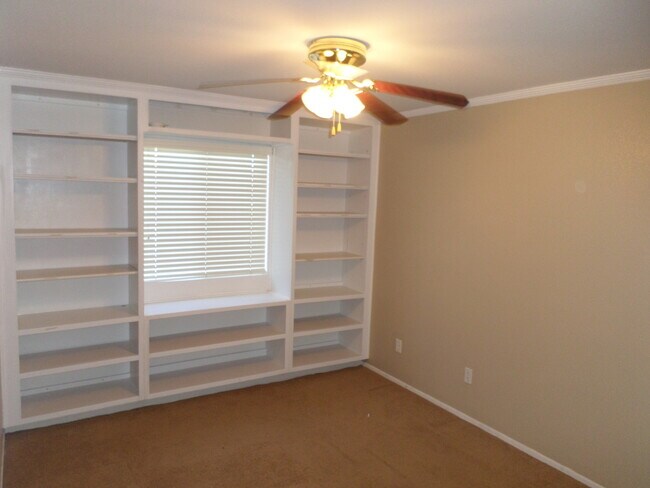 Building Photo - Great 4 BR + BONUS Room off Calle Del Oso Oro