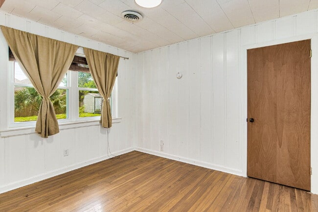 Building Photo - Beautiful East Hill home located in one of...