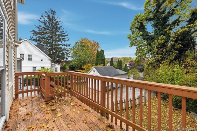 Building Photo - 100 School St