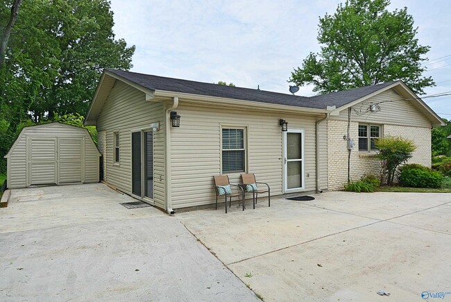 Building Photo - 207 Jones Valley Dr SW