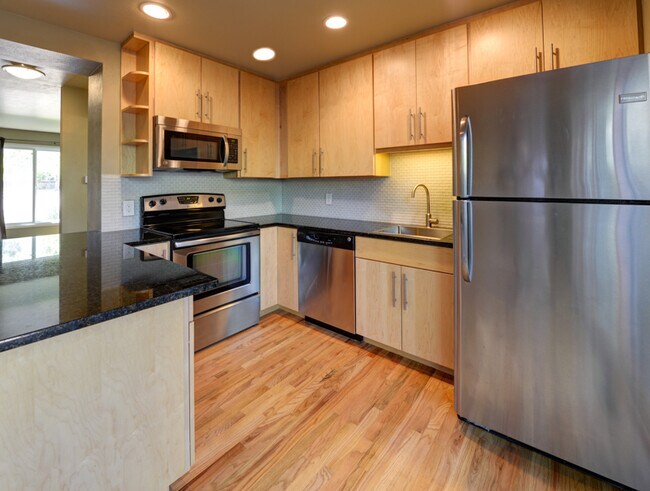 Building Photo - Updated 3 Bed 2.5 Bath North Boulder Townhome!