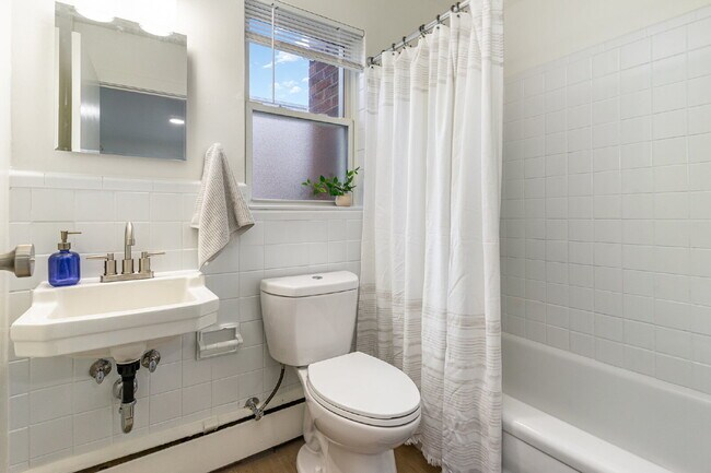 Building Photo - Available Now!  Fully renovated 1 bedroom ...