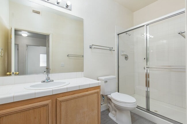 Building Photo - Move-in ready ground-floor 2 bed, 2 bath