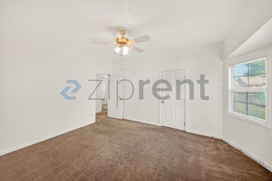 Building Photo - 4062 S Budlong Ave