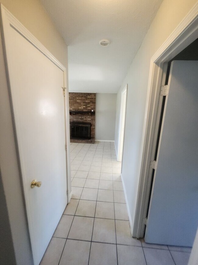 Building Photo - Lovely 4 bedroom 2 full bath bi-level home with large garage