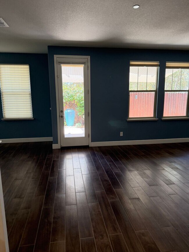 Building Photo - 4668 Lue Ln