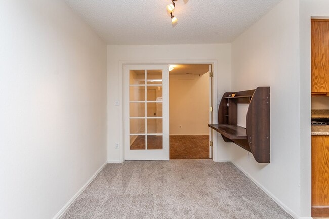 Building Photo - Beautifully Maintained Townhome with Fantastic Amenities