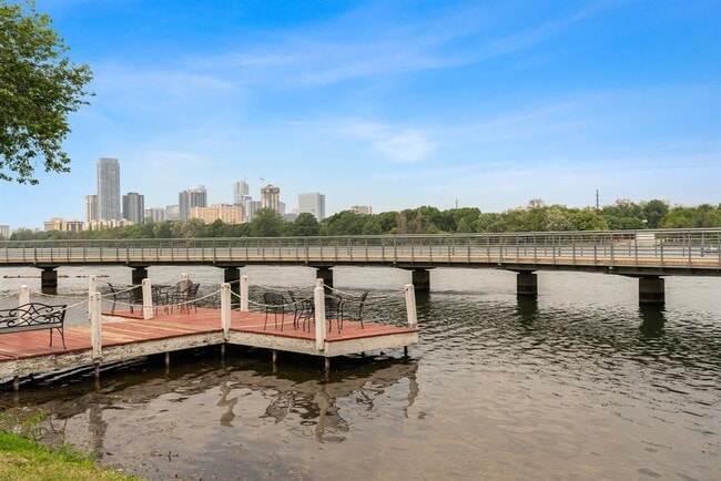 Building Photo - 1818 S Lakeshore Blvd