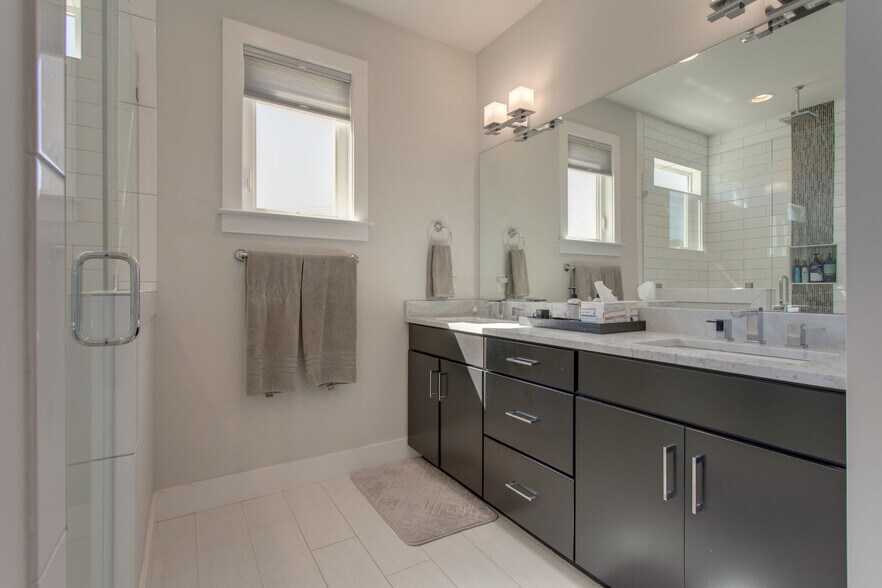 Master Bath - 1515 Porter Rd