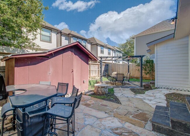 Building Photo - 2111 Summer St