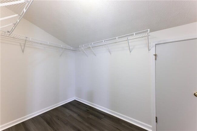 Building Photo - 4943 Meadow Ln