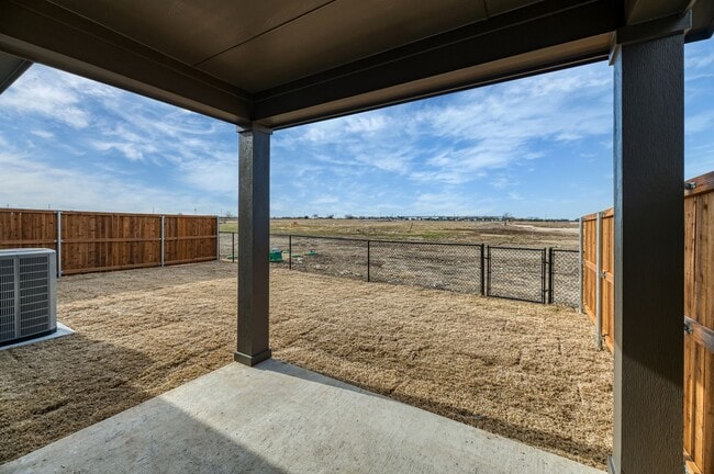 Building Photo - AVAILABLE NOW! 3 BEDROOM TRIPLEX LOCATED ON 1-ACRE LOT IN MIDLOTHIAN, TX!