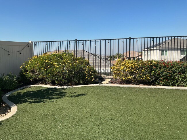 Building Photo - Riverside Home