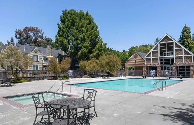 Building Photo - 265 Reflections Dr