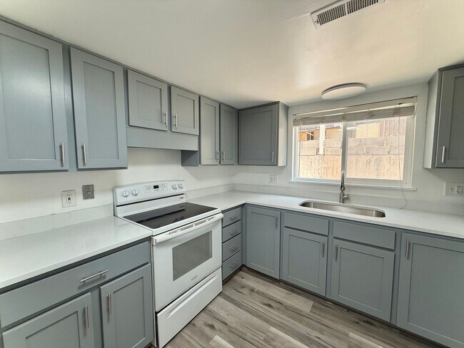 Building Photo - 3 Bedroom Home in Holladay Available August 1st