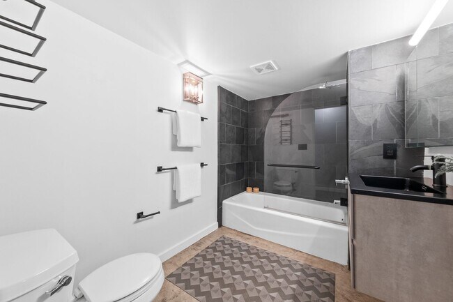 Building Photo - Spacious 2br loft with in-unit laundry and...