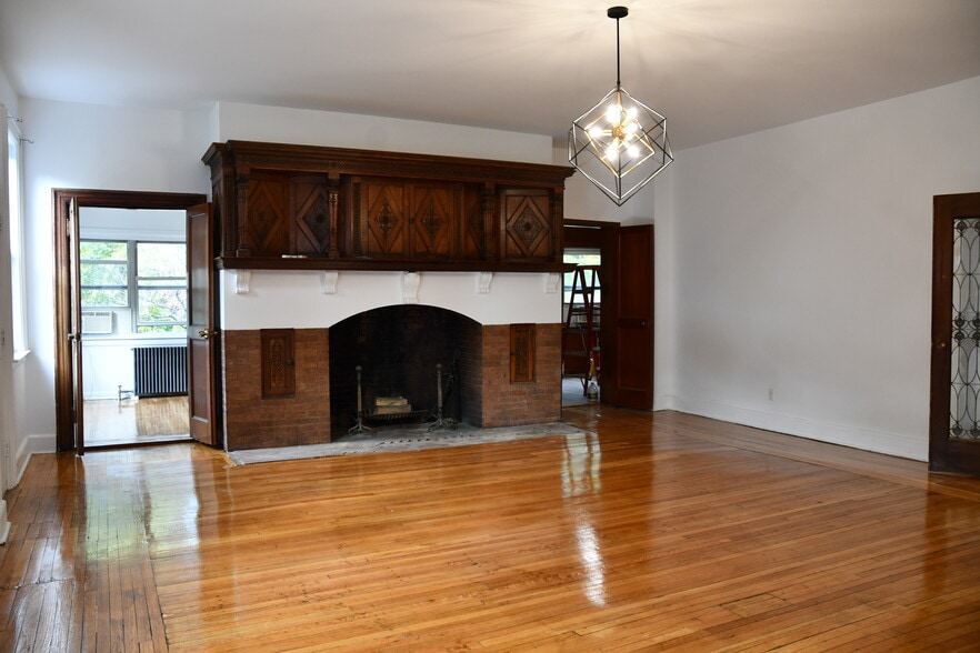 Primary Photo - 111 N Broadway