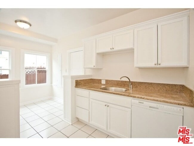 Building Photo - 153 Hollister Ave