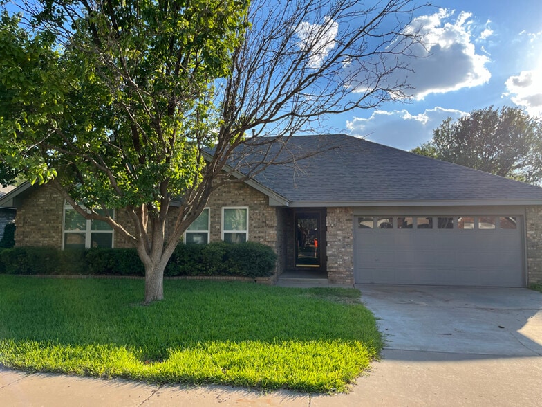 Primary Photo - 3403 Crestmont Dr