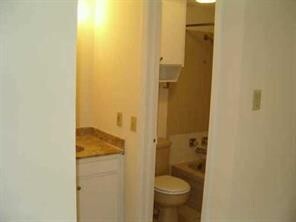 Building Photo - 1/1 Apartment Walking Distance to Shops and Food