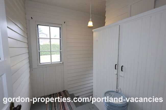 Building Photo - SE 11th Ave - Vintage 1 bedroom bungalow with office/den in Brooklyn neighborhood