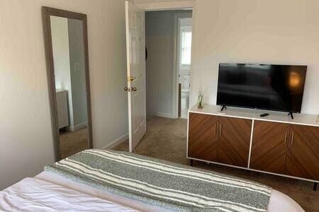 Building Photo - Fully Furnished!