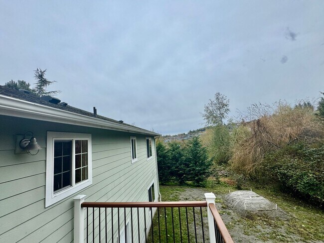 Building Photo - desirable Driftwood Keys daylight rambler...main floor primary suite