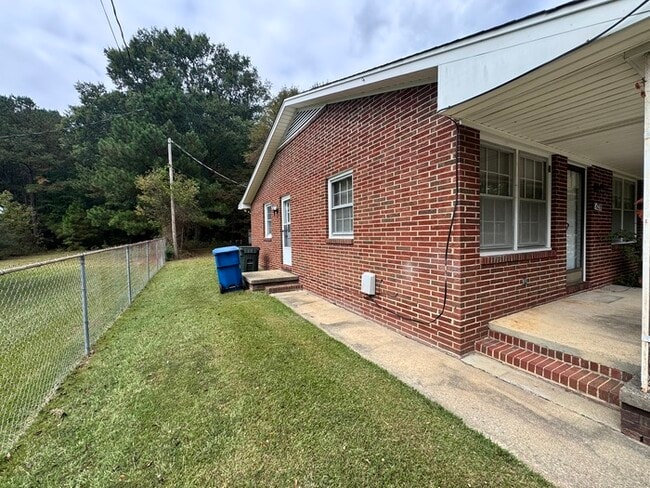 Building Photo - 2 Bed Duplex with Rocking Chair Front Porc...