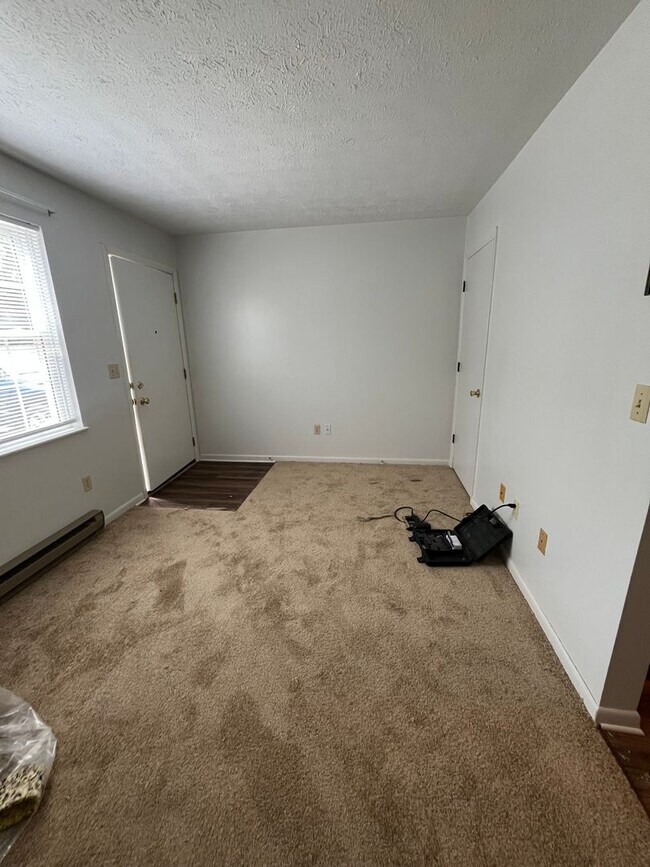 Building Photo - One bedroom apartment on Rockingham Drive