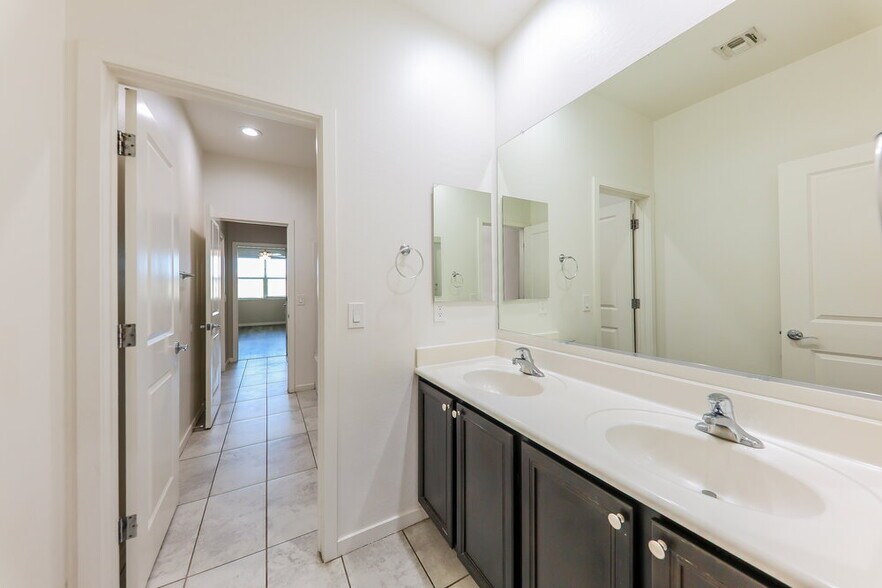 Building Photo - 23670 W Whyman Ave