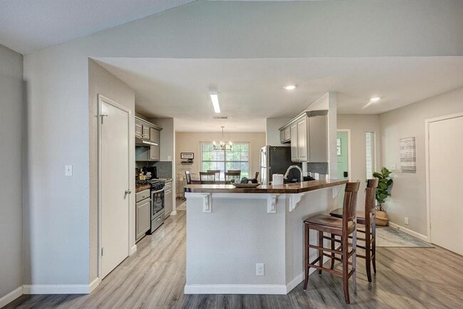 Building Photo - 2022 Balsam Way