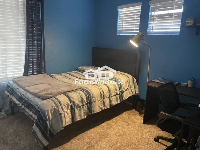 Building Photo - Hillcrest Beauty 4bed 3bath P00L Grass Bac...