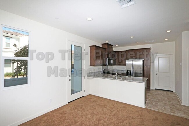 Building Photo - ***Charming 3 bed / 2.5 bath Townhome in O...