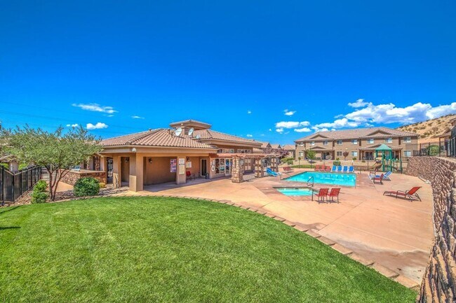 Building Photo - Beautiful townhome near little valley