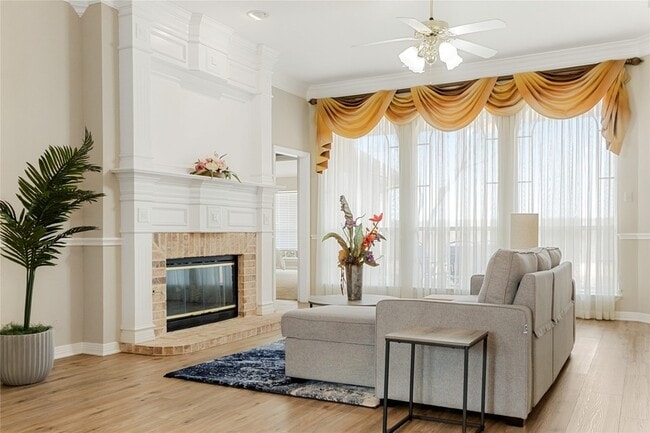 Building Photo - 118 W Greenbriar Ln