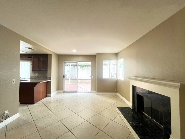Building Photo - 3 bed, 2.5 bath located in Corona, CA!