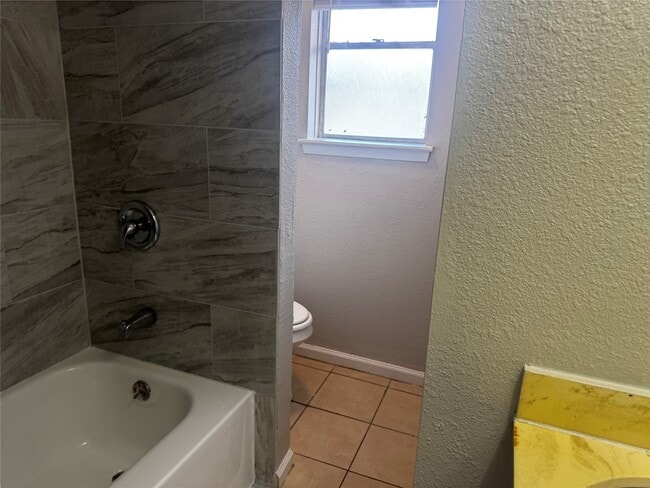 Building Photo - 1922 Bunzel St