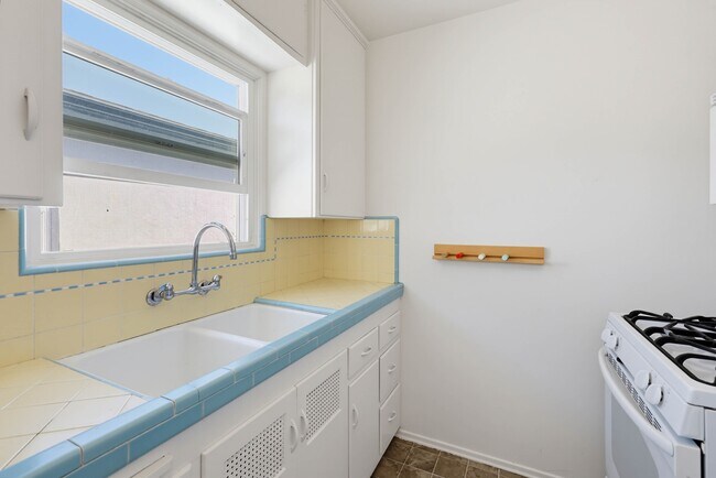 Building Photo - 4449 Dawson Ave