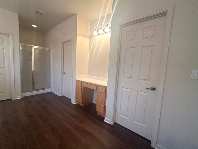 Building Photo - Reduced Price! Spacious 5 Bed, 3 Bath home...