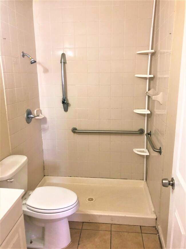 Building Photo - 2409 E 7th St