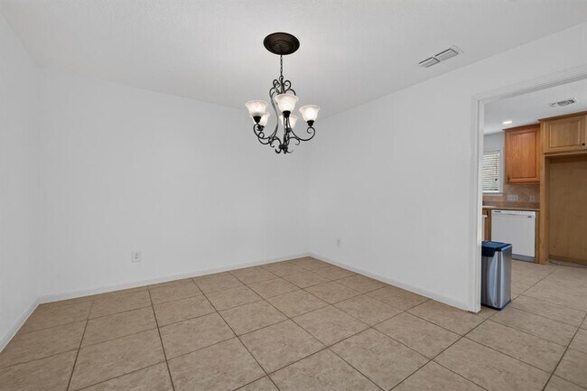 Building Photo - 1202 Knollpark Cir