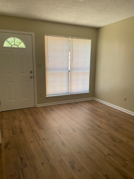 Building Photo - 1931 Stuart Ave