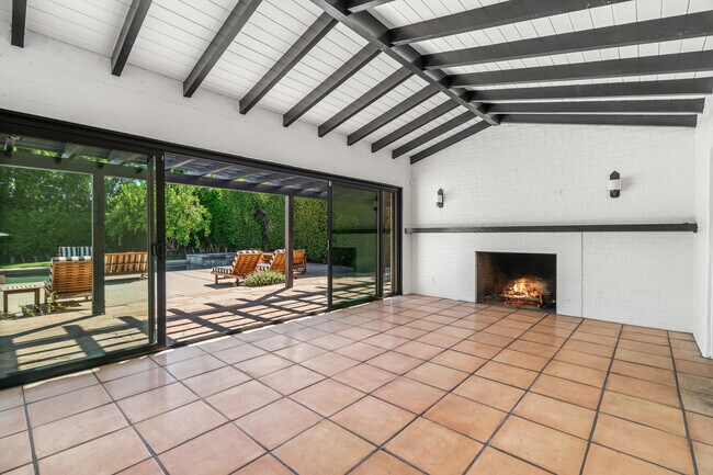 Building Photo - 839 N Avenida Olivos