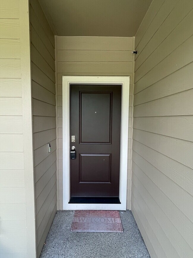 Building Photo - 3 Bedroom / 2.5 Bathroom Townhome - Near Bethany & PCC **1/2 Off Third Month's Rent**