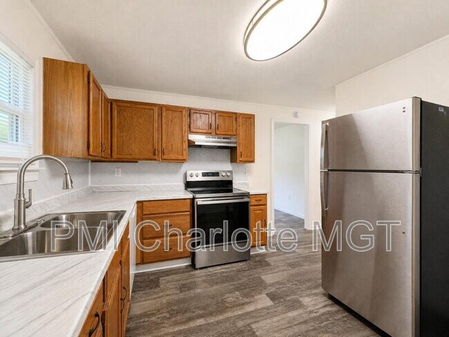Building Photo - 318 Barrymore Dr