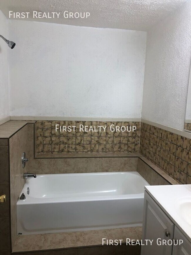 Building Photo - 330 Verona Rd