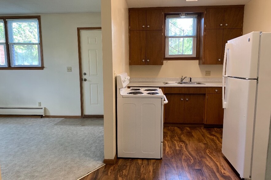 Entryway & Kitchen - 4713 Ontario St