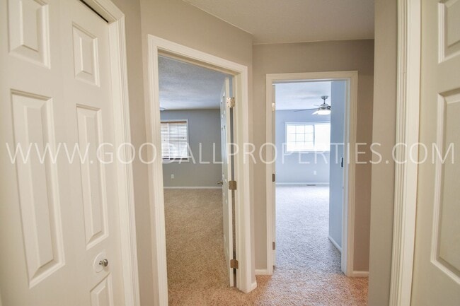 Building Photo - 2 Bedroom 2 Bath Townhome In West Des Moines