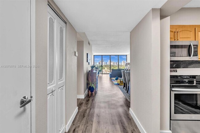 Building Photo - 3375 N Country Club Dr